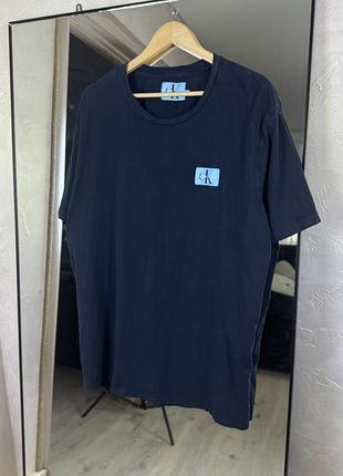 Футболка calvin klein jeans з контрастним блакитним патчем