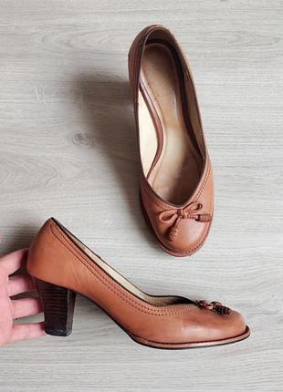 Кожаные женские коричневые тушфи на небольшом каблуке размер 38 clarks bombay lights английская классика