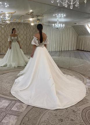 Весільна сукня зі стразами