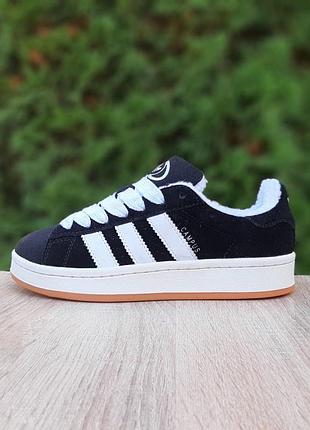 Adidas campus чорні з білим на бежевій ступні