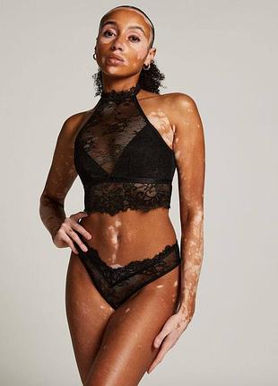 Бралетт без косточек и паралоновая с чокером на шею hunkemoller.