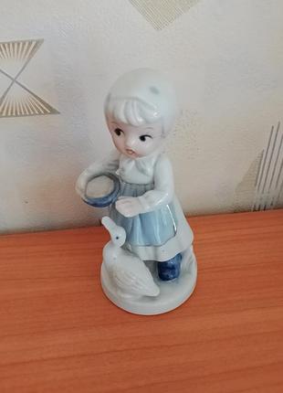 Вінтаж фарфорова статуетка ,  дівчинка з гусем,  ндр