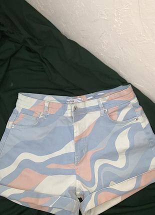 Джинсові шорти від бренду bershka з мармуровим принтом у пастельних тонах.