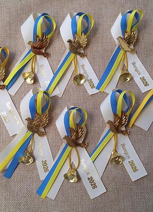 Брошки для випускників, бутоньєрки, брошки з голубом, брошки на останній дзвоник