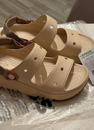 Нові сандалі crocs у стильному бежевому кольорі з оригінальними бірками.