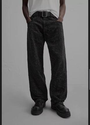 Джинсы ( baggy fit )модель свободного кроя с жаккардовым узором по всей поверхности угольный цвет