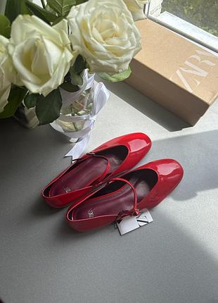 Червоні лакові балетки zara