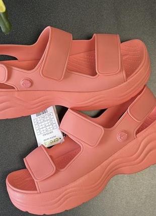 W7 (37-38) босоніжки жіночі на платформі crocs skyline sandal оригінал коралового кольору