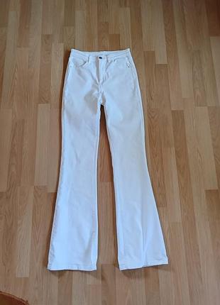Трендовые женские летние белые джинсы клеш massimo dutti