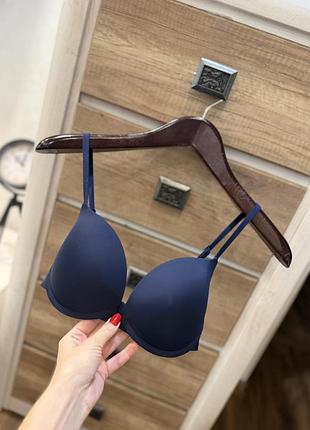 Бюст від бренду tommy hilfiger