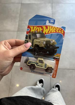 Машинка hot wheels