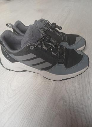 Демисезонные кроссовки adidas