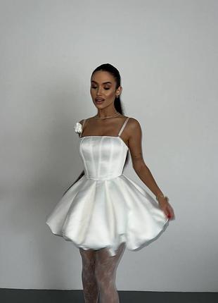 Біла сукня