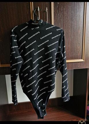 Черное боди-водолазка с длинным рукавом и надписью alexanderwang