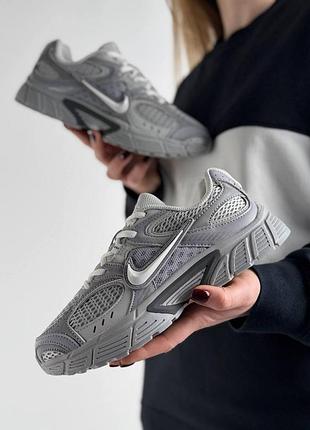 Женские кроссовки nike v5 rnr light grey metallic