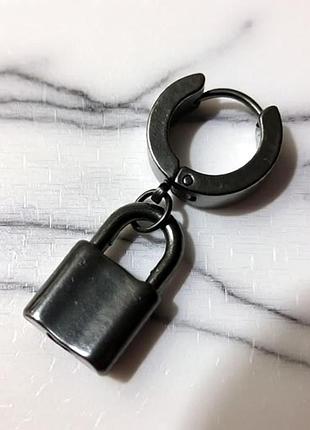 Чорна сережка-кільце з підвіскою меч з титанової хірургічної сталі