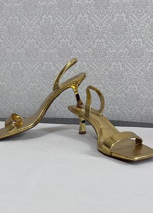 Золоті босоніжки mango metallic snake slingback sandals з ефектом зміїної шкіри.