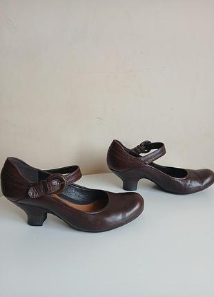 Туфлі шкіряні clark's. 40 р. у стилі мері джейн
