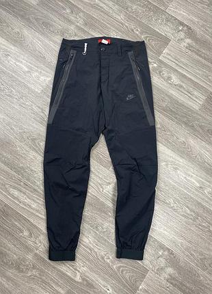 Чоловічі спортивні штани nike tech woven pants в гарному стані, оригінал м
