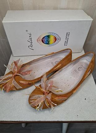 Женские замшевые балетки рыжего колора от бренда polini, 38 p., украшены бантом- цветком из лент.