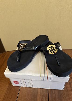 Женские вьетнамки tommy hilfiger feminine patent beach sandal
