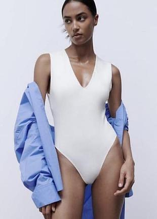 Белое базовое боди в рубчик zara с v-образным вырезом, размер uk 10 (m)