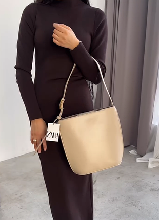 Сумка шоппер с металлическим украшением zara