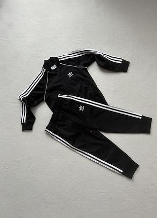 Оригинальный спортивный костюм