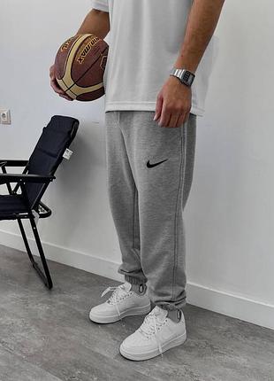 Чоловічі спортивні штани nike в сірому кольорі