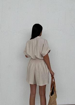 Стильный комбинезон из легкой ткани