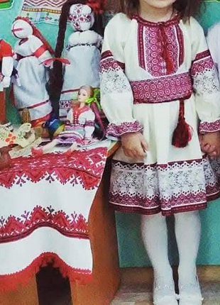 Праздничное вышиванное платье для девочки