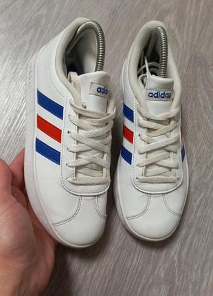 Фирменные кроссовки adidas