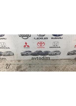 Торсион багажника правый mr264060 mitsubishi carisma