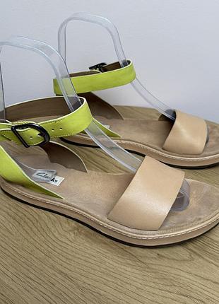 Оригінальні шкіряні босоніжки clarks