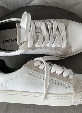 Zadig & voltaire paris: білі шкіряні кросівки зі срібними заклепками   розмір: 39