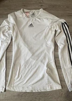 Жіноча тенісна футболка з довгим рукавом adidas freelift має контурний дизайн, який забезпечує свободу рухів під час подач та ударів.