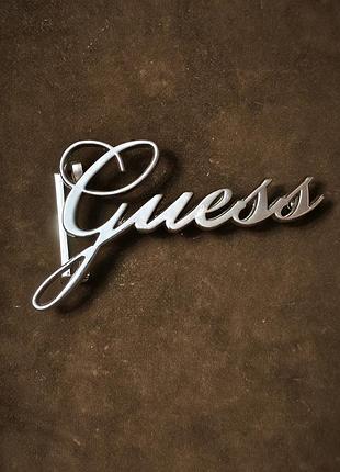 Фирменная пряжка для пояса "guess".