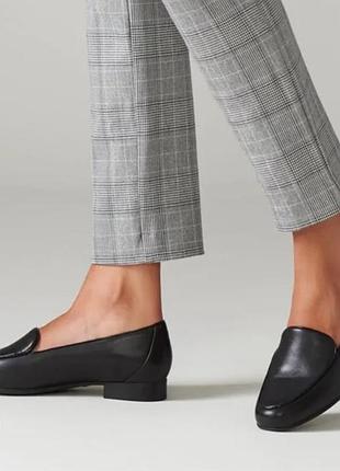 Черные кожаные лоферы от clarks.    40 р