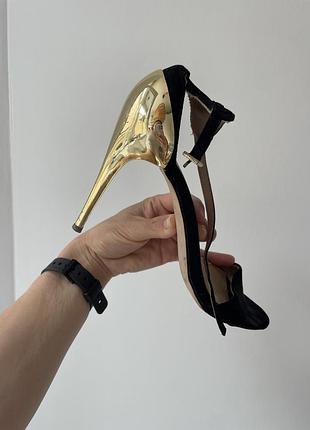 Босоніжки жіночі, від zara, 38 розмір, чорний замш, каблук золотого кольору.