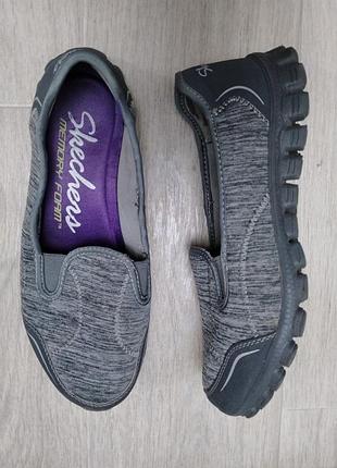 Сірі сліпони skechers з ефектом пам'яті.