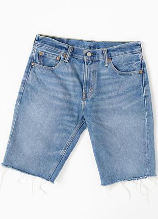 Джинсові шорти levis 511 у світло-синьому кольорі з необробленим краєм та класичним, прямим кроєм. модель чудово підходить для повсякденного стилю та