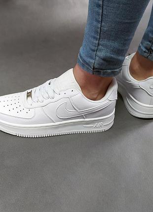 Женские кроссовки nike air force белые