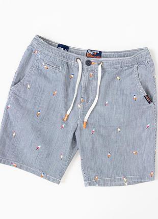 Чоловічі шорти superdry sun scorched у синьо-білу смужку з яскравим принтом у вигляді морозива. стильна, літня модель із застібкою на блискавку,