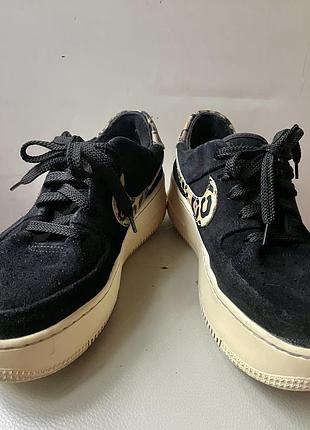 Кросівки жіночі бренду nike модель nike air force 1 sage low у кольорі black leopard. в гарному стані.