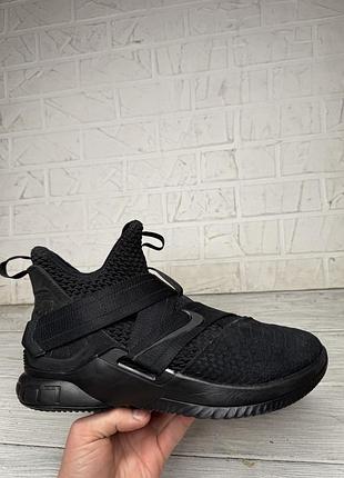 Крчерные баскетбольные кроссовки nike lebron soldier 12 sfg