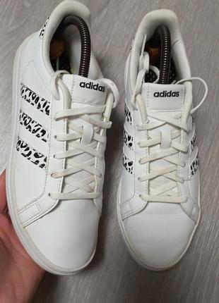 Женские кроссовки adidas