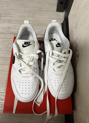 Кросівки nike,білі з чорним сигментом,відмінний стан кросівок ,дитина на фотосесію одівала,довжина устілки 230 см,