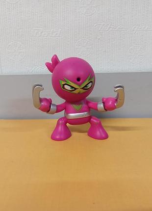 Фигурка - персонаж из серии fart ninjas, фигурка активируется движением и издает 10 реалистичных звуков "упаковка",
