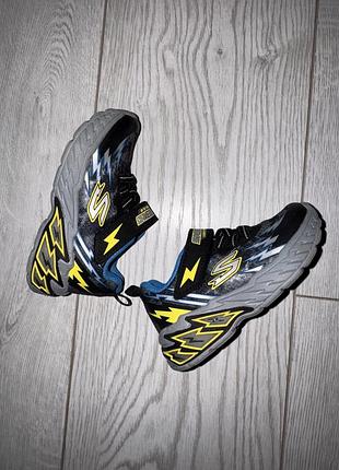 Круті кросівки skechers що світяться