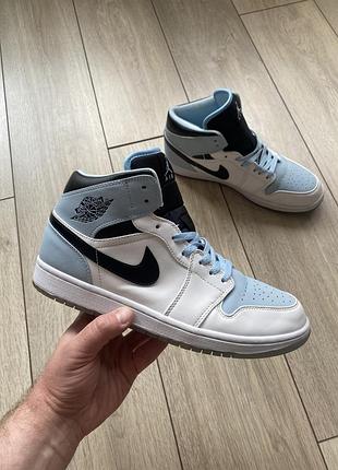 Jordan 1 mid se ice blue dv1308-104 у 45 розмірі білі з блакитним